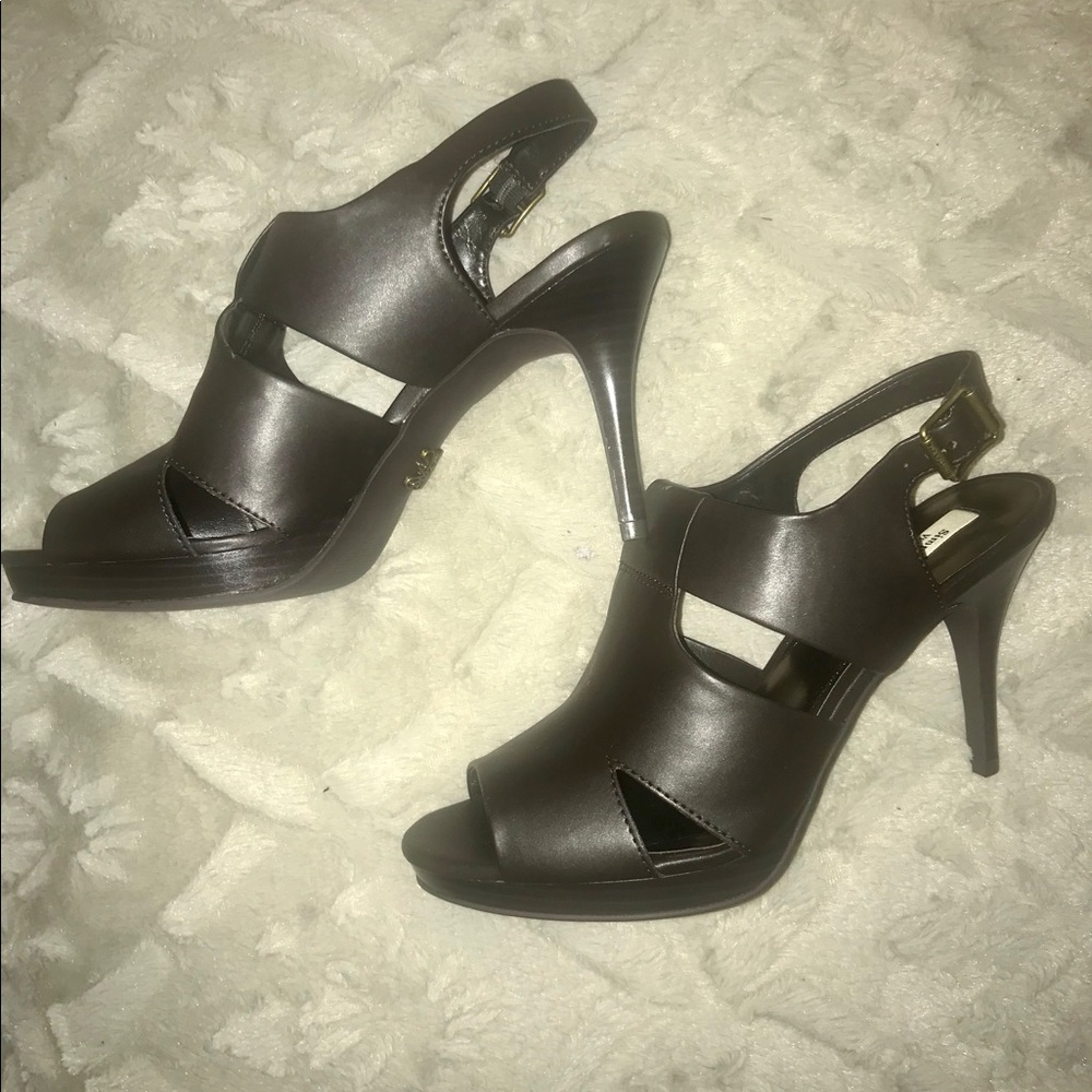 Vera Wang brown heels